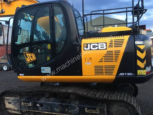 JCB 13 tonne excavator 2015 model like new comes with many buckets, grab and pick ready for use