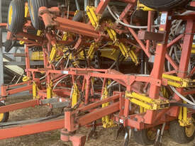 Bourgault 8810 Seeder Bar Seeding/Planting Equip - picture0' - Click to enlarge