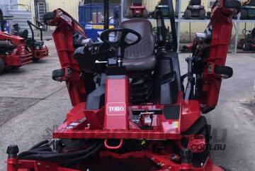 Toro Groundsmaster 4000D Turf Mower Mowing in style