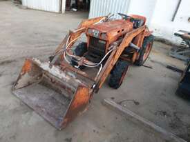 Kubota B7100 4WD Tractor with Front End Loader - picture0' - Click to enlarge