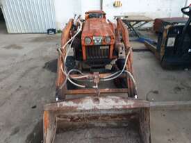 Kubota B7100 4WD Tractor with Front End Loader - picture1' - Click to enlarge