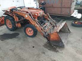 Kubota B7100 4WD Tractor with Front End Loader - picture2' - Click to enlarge