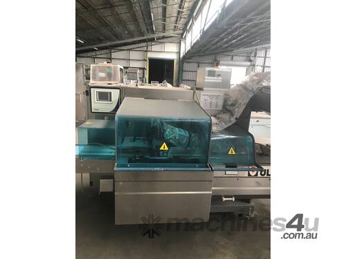 Flow wrapper machine