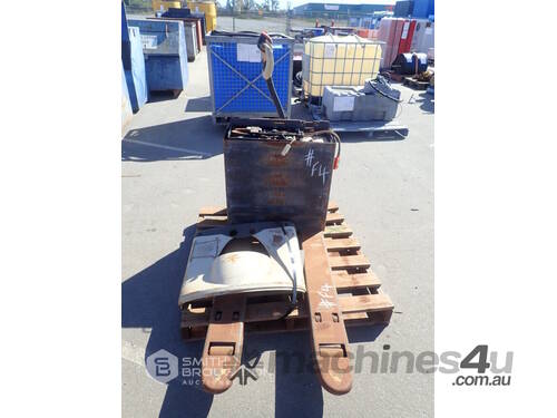 CROWN ELECTRIC PALLET TRUCK