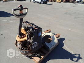 CROWN ELECTRIC PALLET TRUCK - picture0' - Click to enlarge