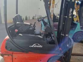 Linde 1.6T Electric Counterbalance Forklift with Container Mast - picture0' - Click to enlarge