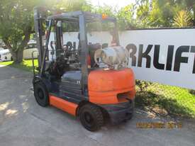 Toyota 2.5 ton LPG, Used Forklift #1700 - picture2' - Click to enlarge