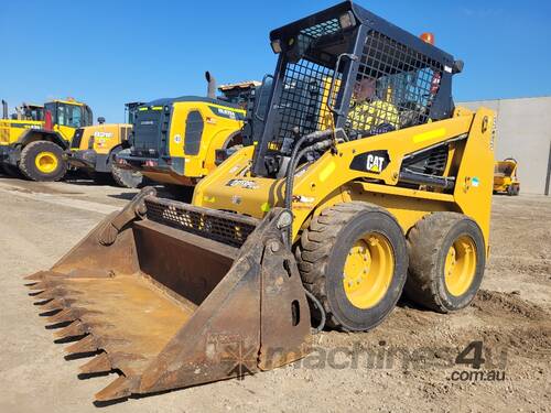 2018 CAT 216B3 SKID STEER LOADER WITH 4 IN 1 BUCKET, CIVIL SPEC AND LOW 295HRS