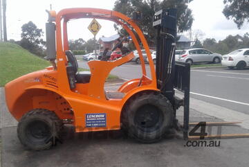 1.6ton RT forklift , 831 hrs , 2010 , side shift , 2 stage low mast ,