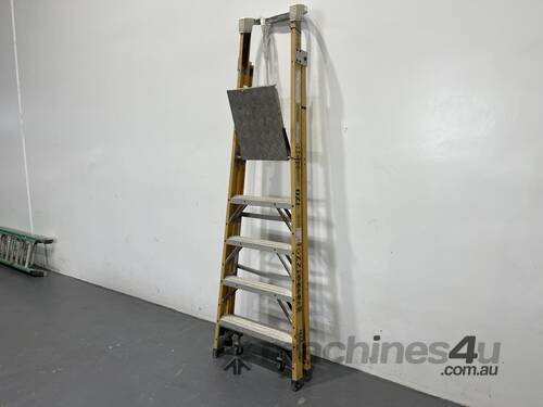 Gorilla 5ft Fibreglass Platform Ladder