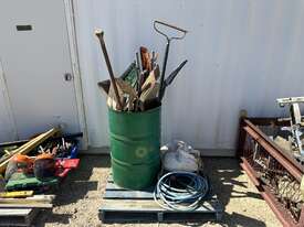 1 x Drum of Assorted Shovels - picture0' - Click to enlarge