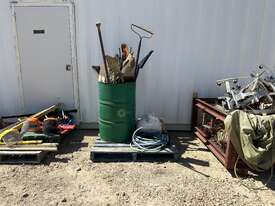 1 x Drum of Assorted Shovels - picture2' - Click to enlarge