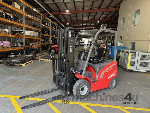 Used - Low hours  - Manitou - ME 425 C - 4500mm Free Lift Triplex Mast