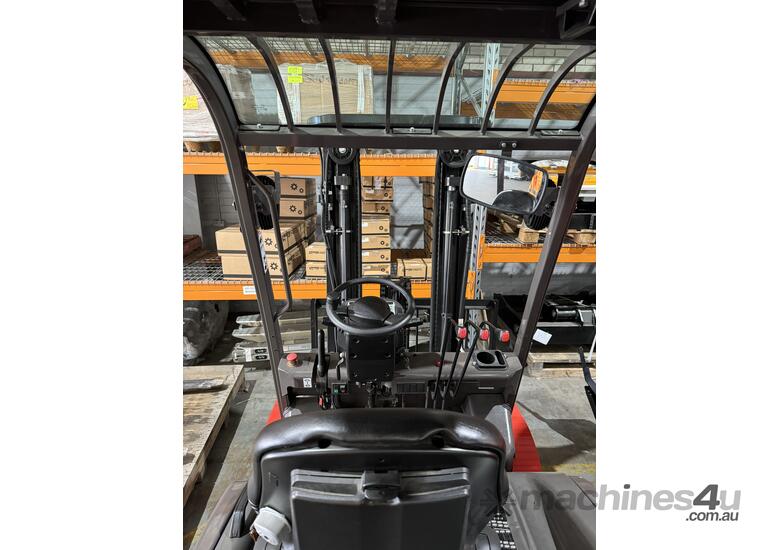 caption Used - Low hours - Manitou - ME 425 C - 4500mm Free Lift Triplex Mast