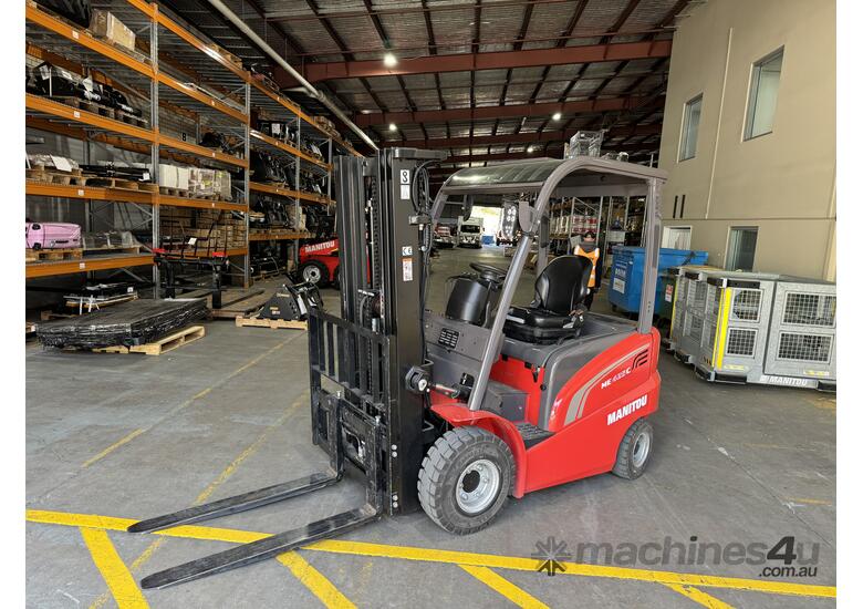 caption Used - Low hours - Manitou - ME 425 C - 4500mm Free Lift Triplex Mast