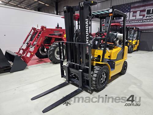 caption 2023 Hyundai 2.5 Tonne LPG Forklift with Container Mast