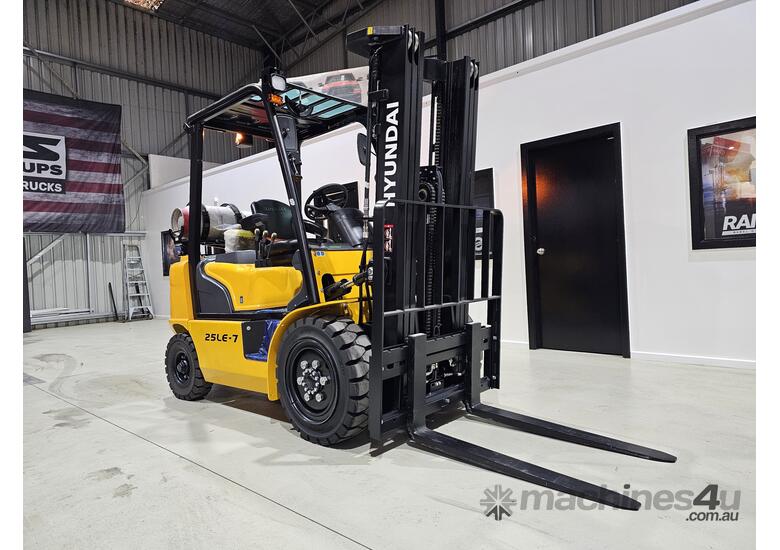 caption 2023 Hyundai 2.5 Tonne LPG Forklift with Container Mast