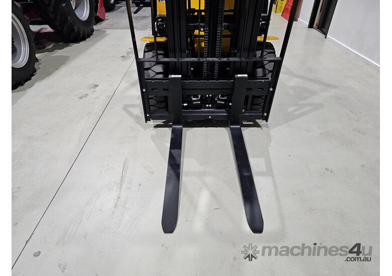 caption 2023 Hyundai 2.5 Tonne LPG Forklift with Container Mast