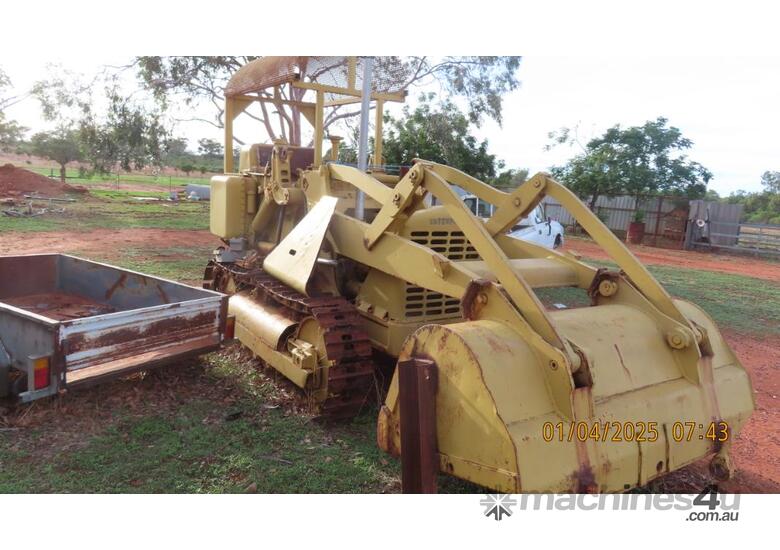 caption 933 Caterpillar Track Loader