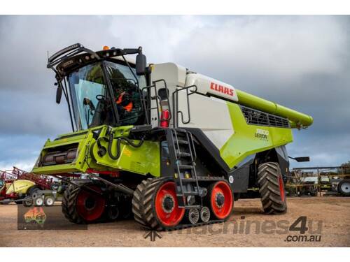 caption (8734) 2021 CLAAS Lexion 8800T