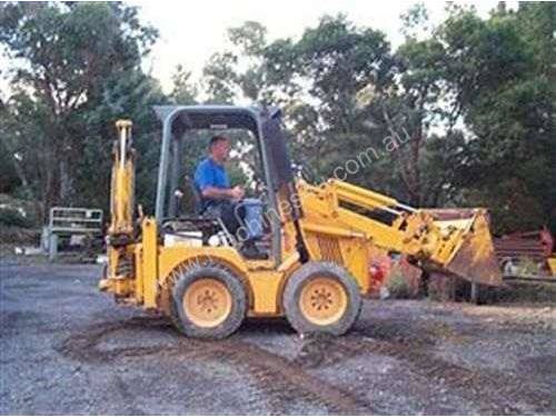 MINI LOADER WITH LOW HOURS 