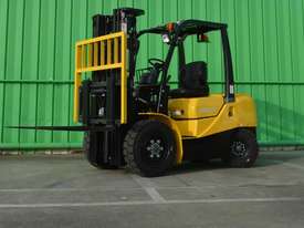 Agrison Forklift + 3 Ton + 3 Stage Container Mast  - picture0' - Click to enlarge
