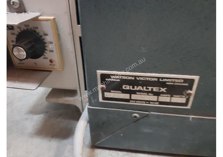 caption Qualtex Laboratory incubator