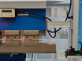  $355.00 per week with NO BALLOON. New Yawei Pressbrake PBH 110-3100 CNC5 with Delem DA-52S - picture2' - Click to enlarge