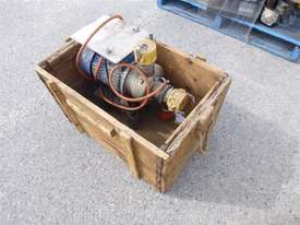 Small Electric Motor With Pum  - picture2' - Click to enlarge
