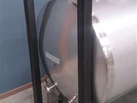 900ltr enclosed stackable wine tank - picture0' - Click to enlarge