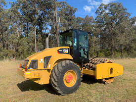 Caterpillar CP663E Vibrating Roller Roller/Compacting - picture1' - Click to enlarge