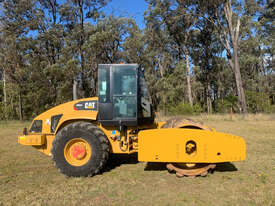Caterpillar CP663E Vibrating Roller Roller/Compacting - picture2' - Click to enlarge