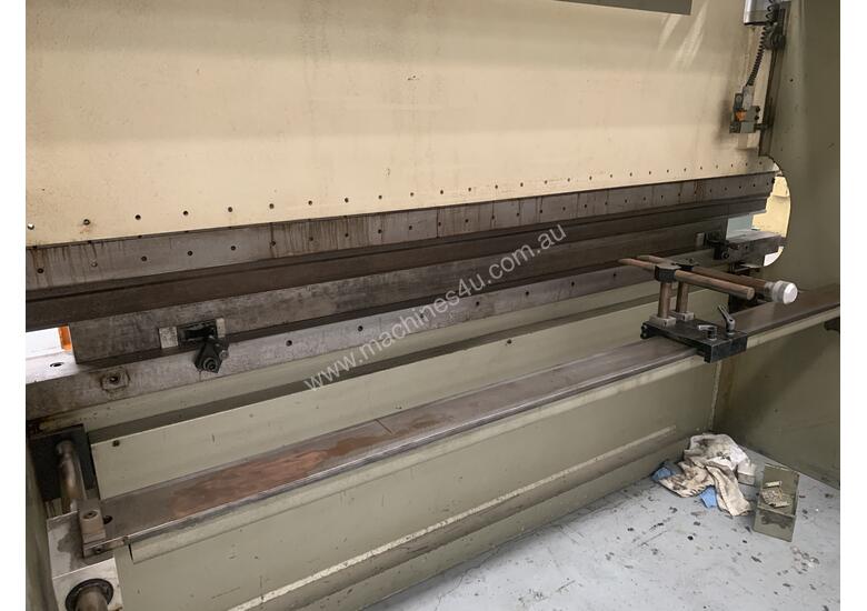 Used safan SAFAN 3 M X 100 TON CNC PRESS BRAKE CNC Press Brakes in