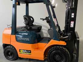 Toyota forklift lpg container mast - picture0' - Click to enlarge