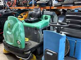 IPC Eagle 1404 ride on vacuum sweeper - picture1' - Click to enlarge