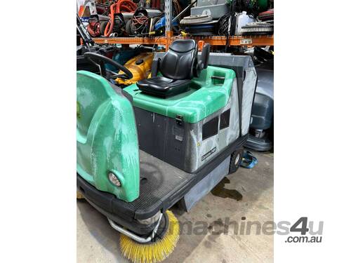 IPC Eagle 1404 ride on vacuum sweeper