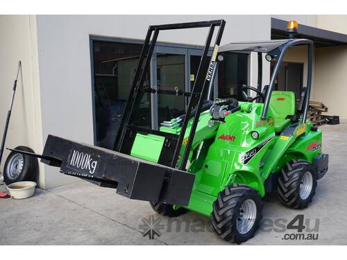 Avant 523 Articulated Compact Loader w Telescopic Boom & Flip Up Forks