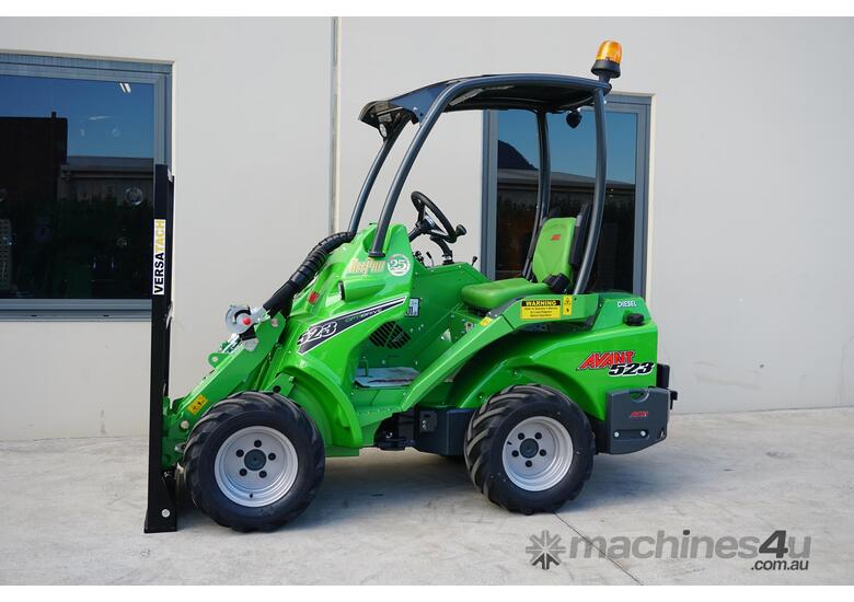Avant 523 Articulated Compact Loader w Telescopic Boom & Flip Up Forks