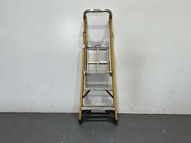 Gorilla 3ft Fibreglass Platform ladder - picture0' - Click to enlarge