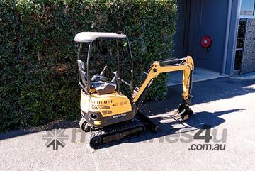 1.2T Kubota D722 Powered Diesel Mini Excavator + attachments.