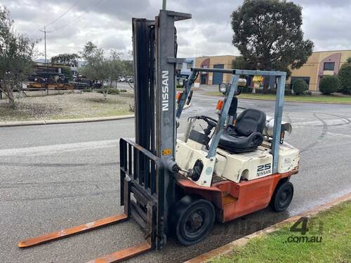 Forklift Nissan 2.5 Tonne Gas Scales Side Shift