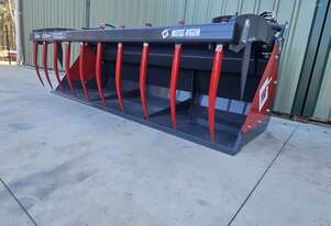 Metal-Fach Grab Bucket 2.2m Ideal for Transporting Silage, Manure, and Loose Materials!