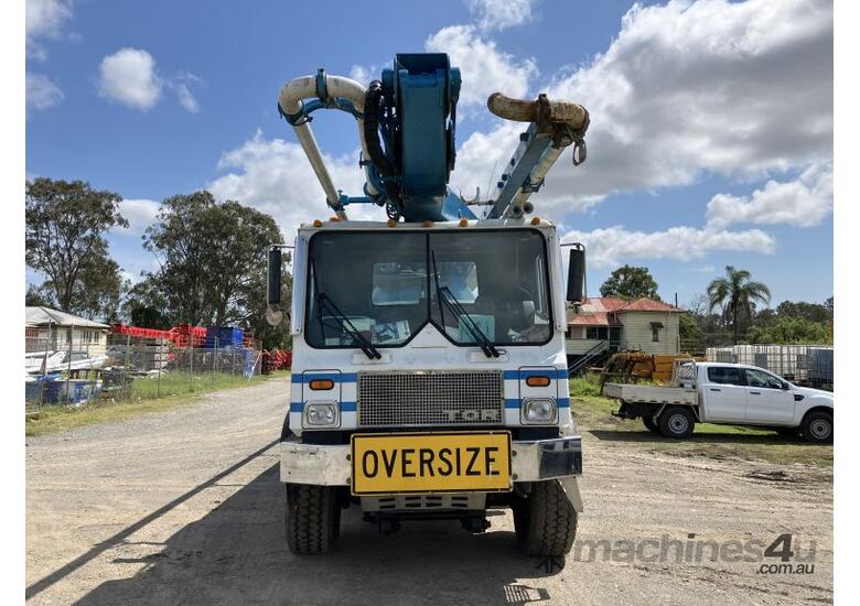 caption 2002 TOR T-63120 Concrete Pump Truck