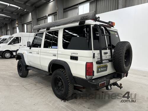 caption 2011 Toyota Landcruiser 76 Series Workmate Wagon (V8 Diesel) (Manual)