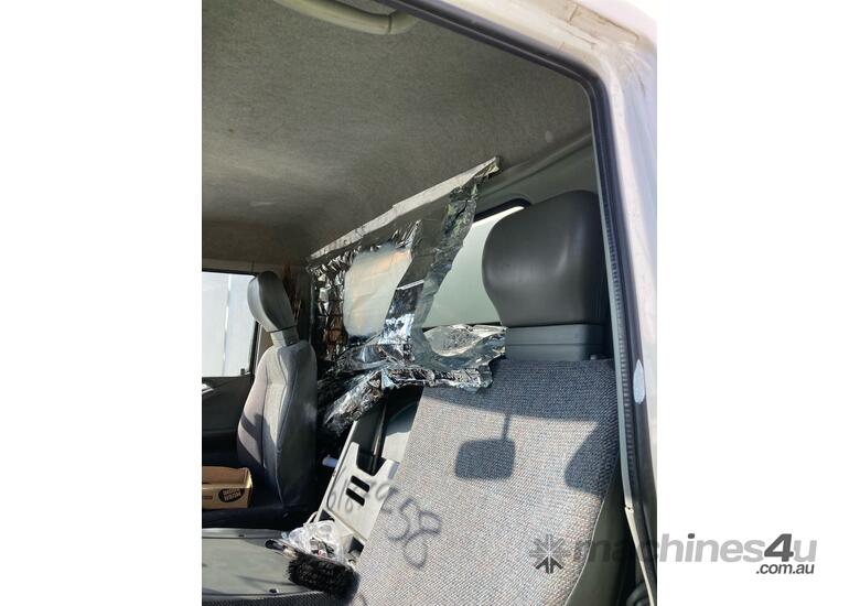 caption 2002 Mitsubishi Canter Pantech