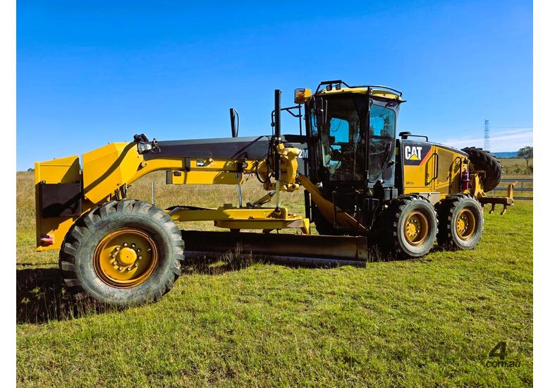 caption 2010 Caterpillar 12M