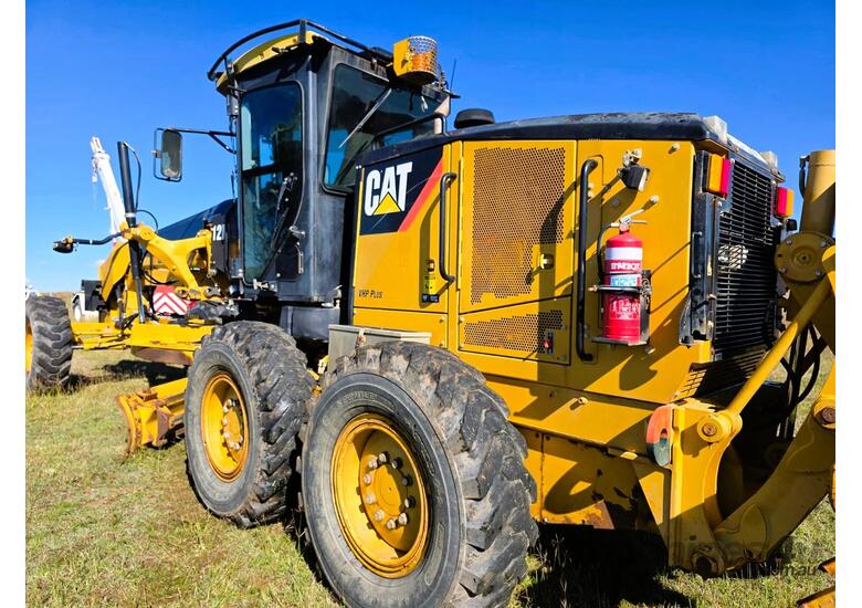 caption 2010 Caterpillar 12M
