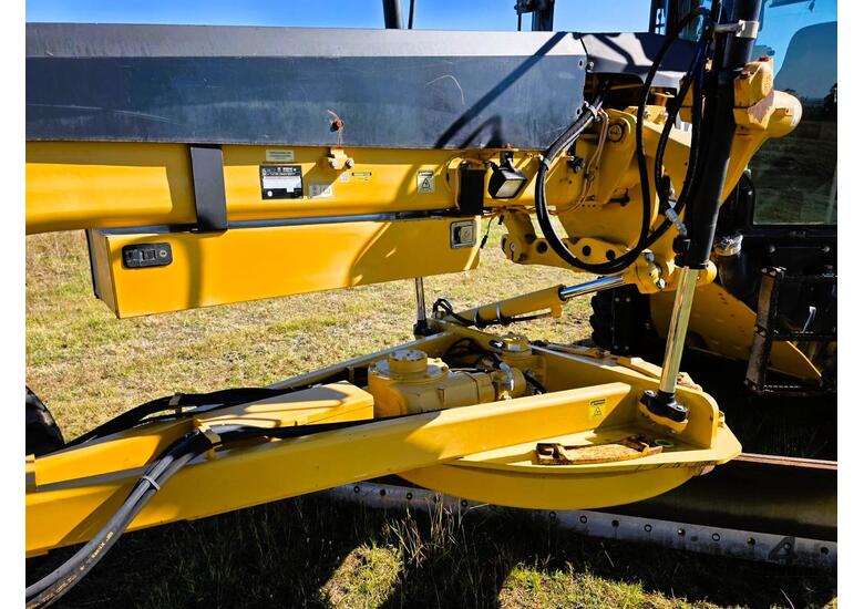 caption 2010 Caterpillar 12M