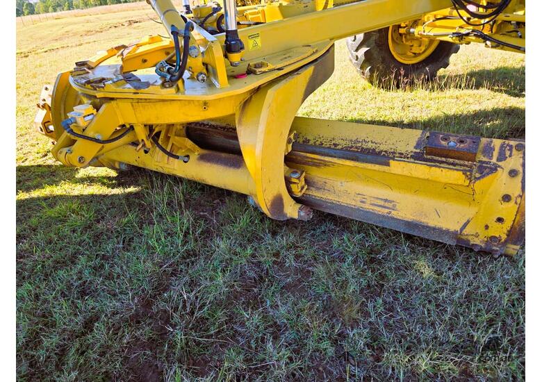 caption 2010 Caterpillar 12M
