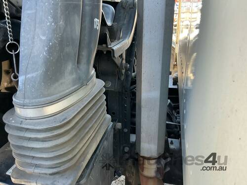 2007 Isuzu FRR550  Curtain Sider